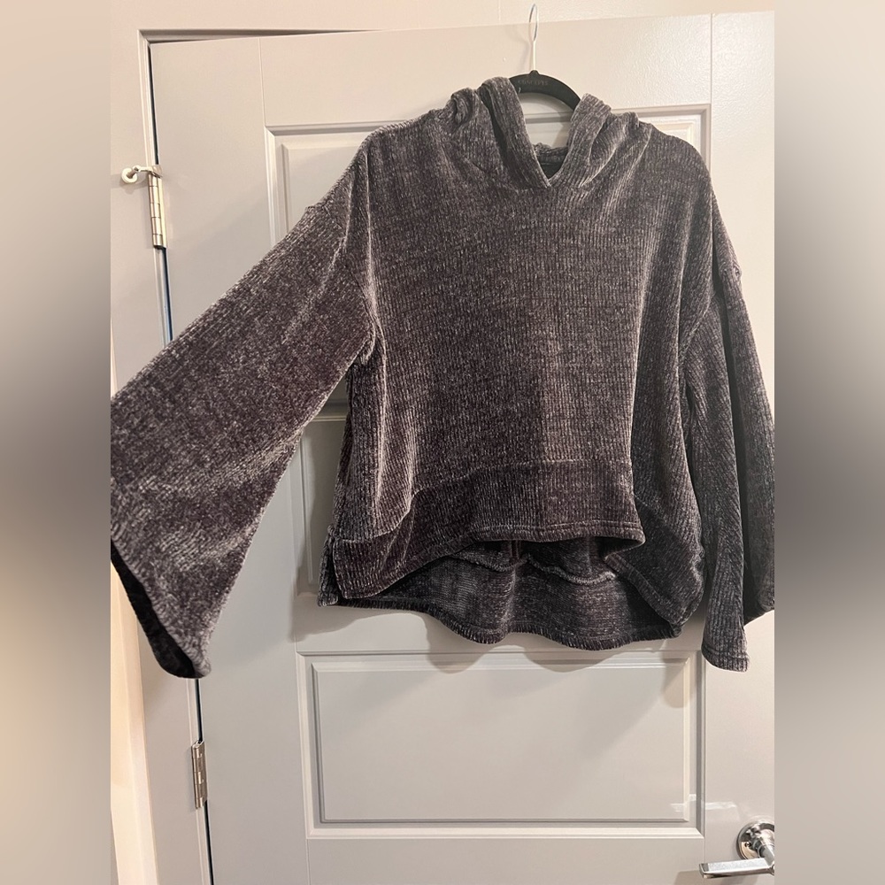 Hooded sweater with belle sleeves